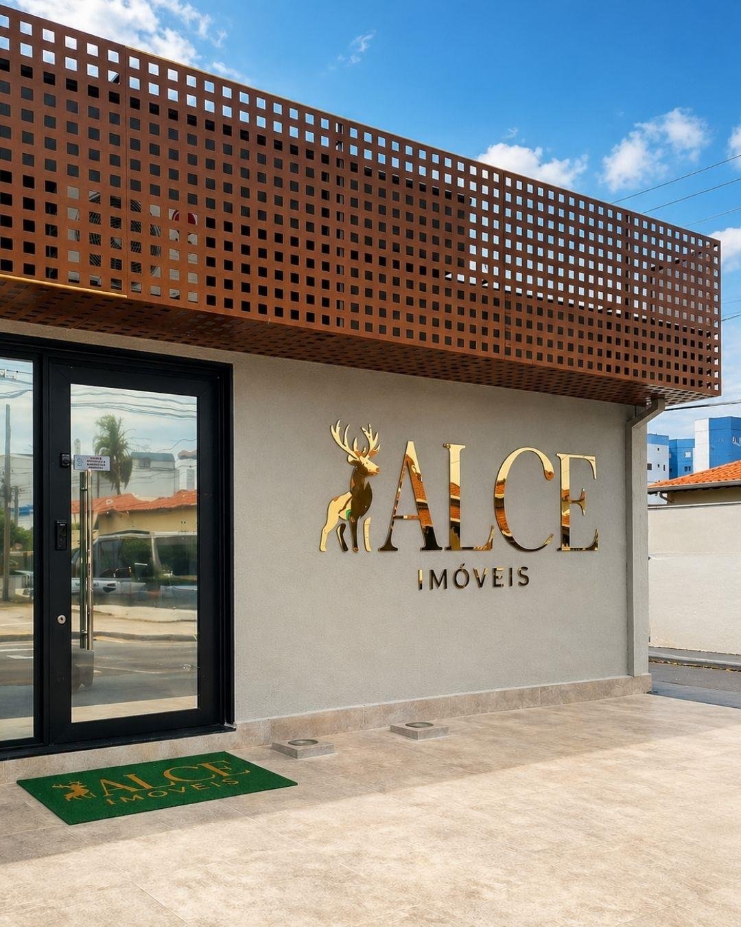 Fachada em ACM e Letras Caixa Douradas para Imobiliária Alce Imóveis