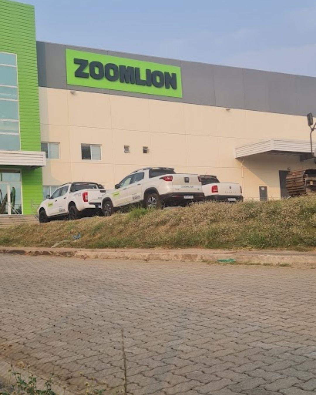 Fachada Industrial com Letreiro Gigante Zoomlion